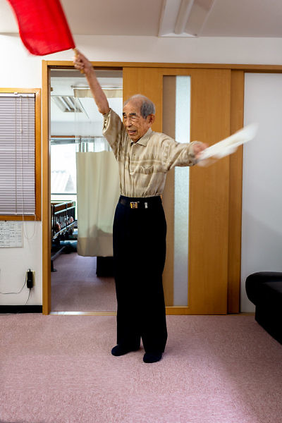 Hiro Kazushi demonstrates flag semaphore